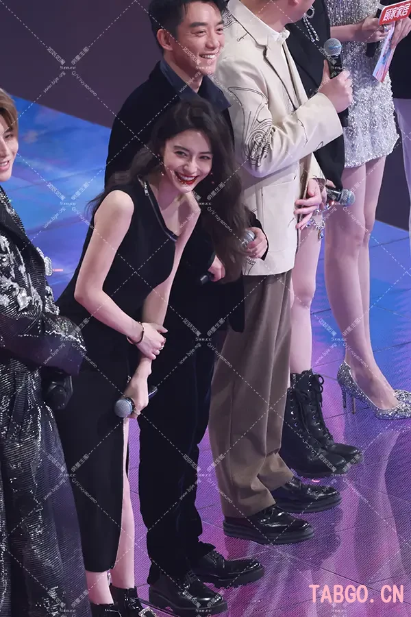 Baby跨年两套造型～可爱御姐切换自如