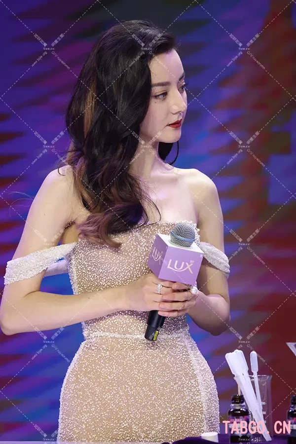 迪丽热巴lux站台