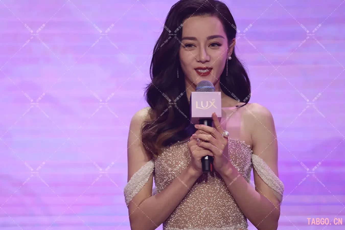 迪丽热巴lux站台