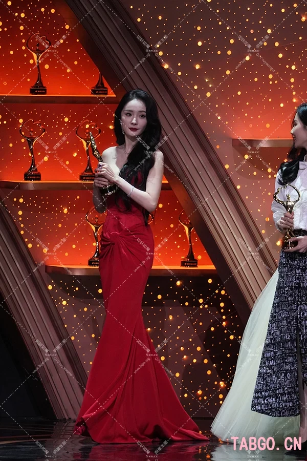 【已出】杨幂微博之夜红配绿大秀身材曲线