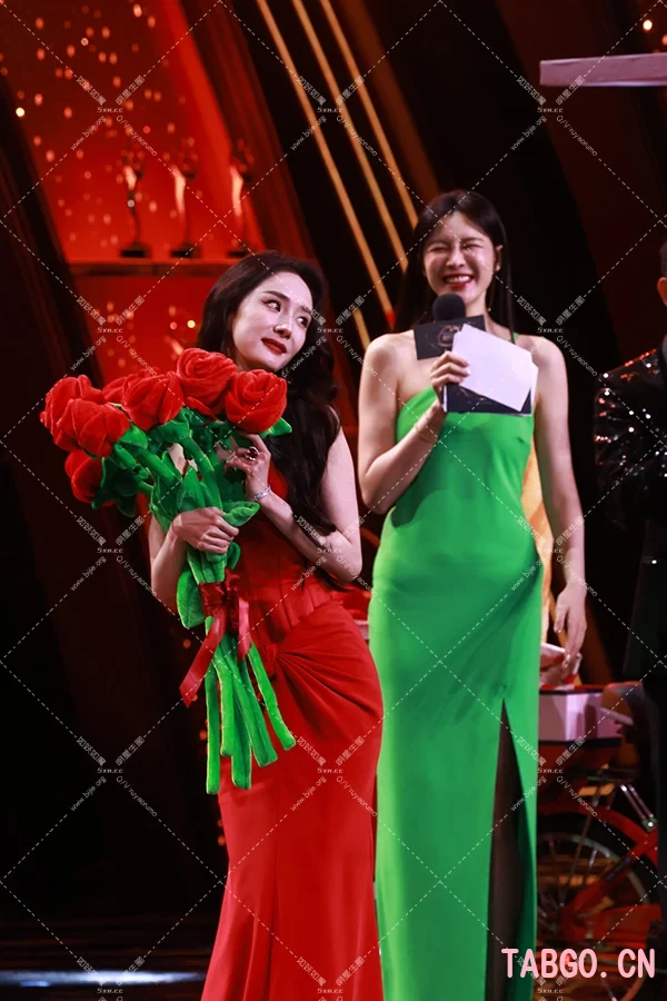 【已出】杨幂微博之夜红配绿大秀身材曲线