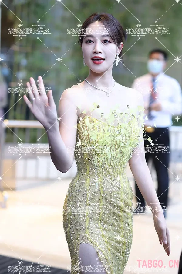 蓝盈莹绿裙