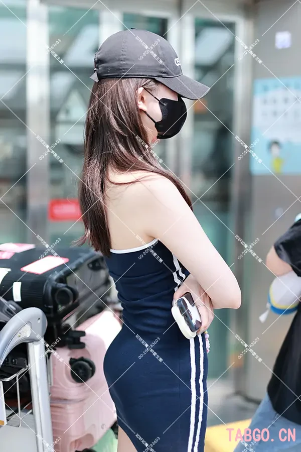 陈卓璇机场紧身连体裙