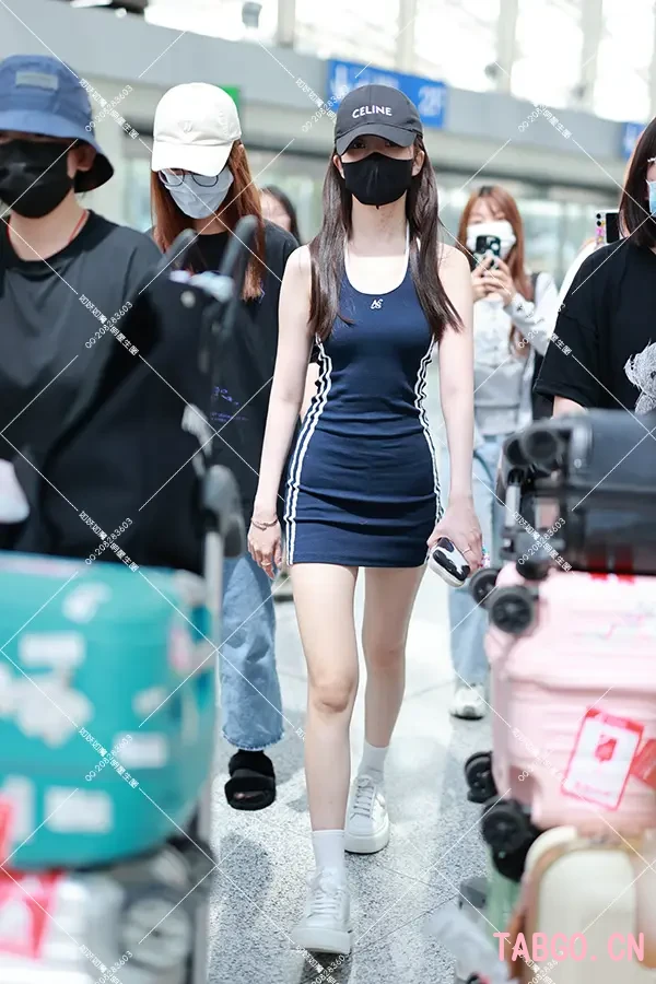 陈卓璇机场紧身连体裙