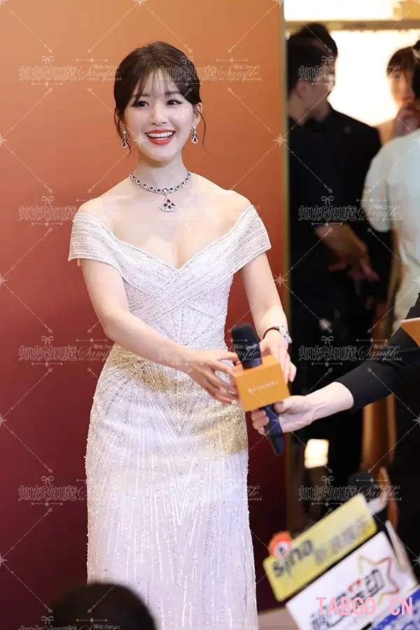 赵露思宝格丽开幕式红毯 喝香槟还有