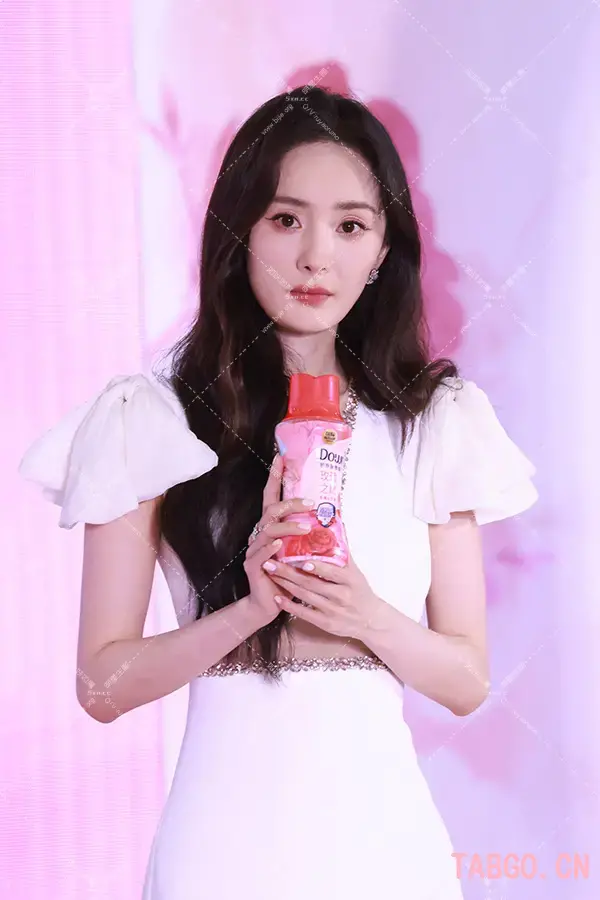 杨幂当妮成都站台