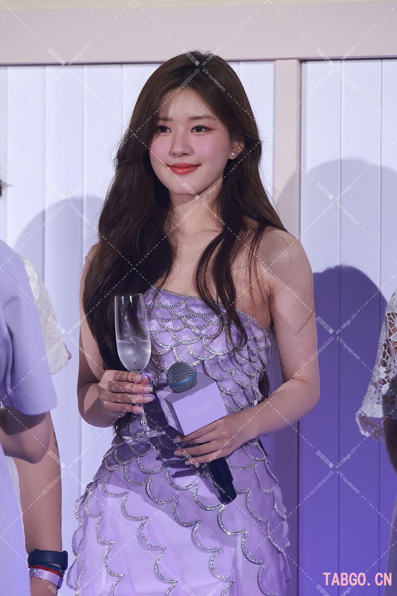 赵露思欧舒丹站台 紫色美人鱼上线