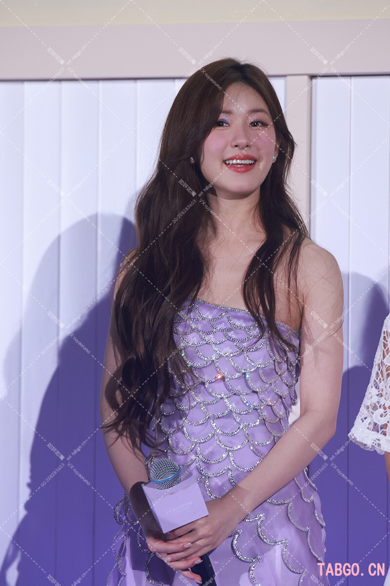 赵露思欧舒丹站台 紫色美人鱼上线