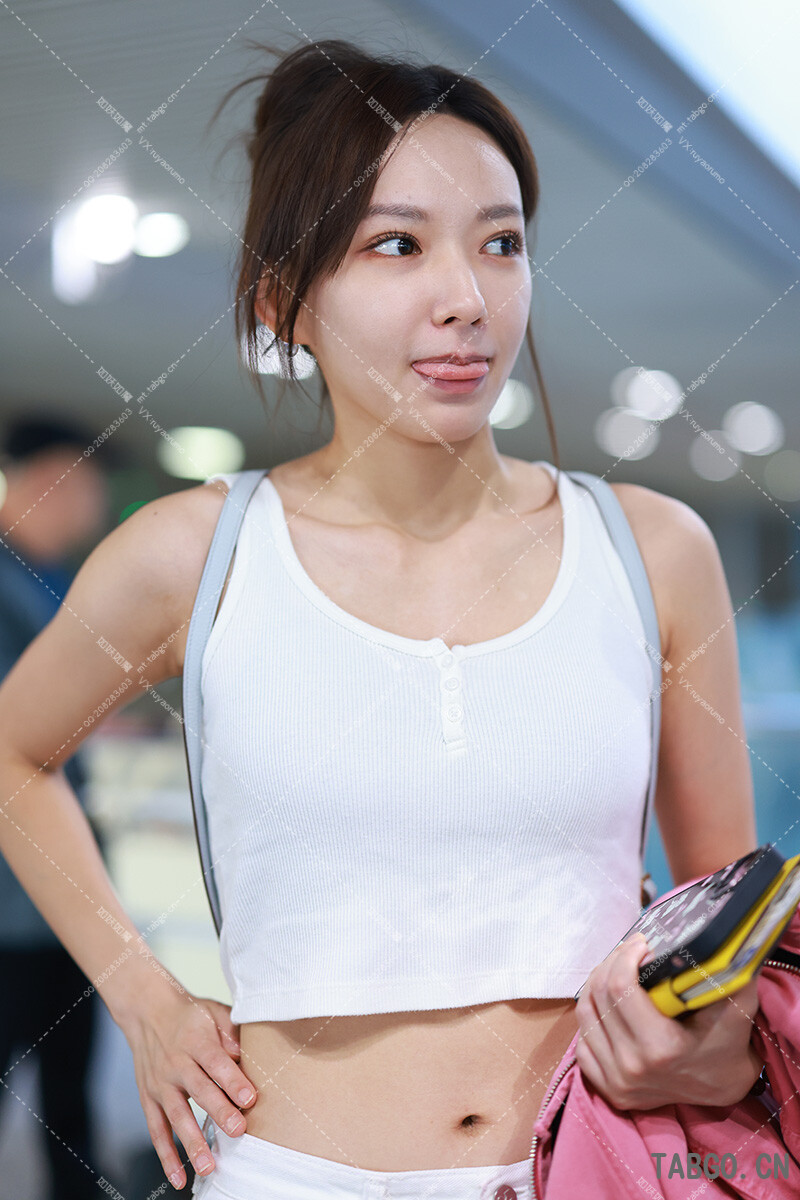 【已出】程潇到达 无袖白色吊带 吐舌头可爱
