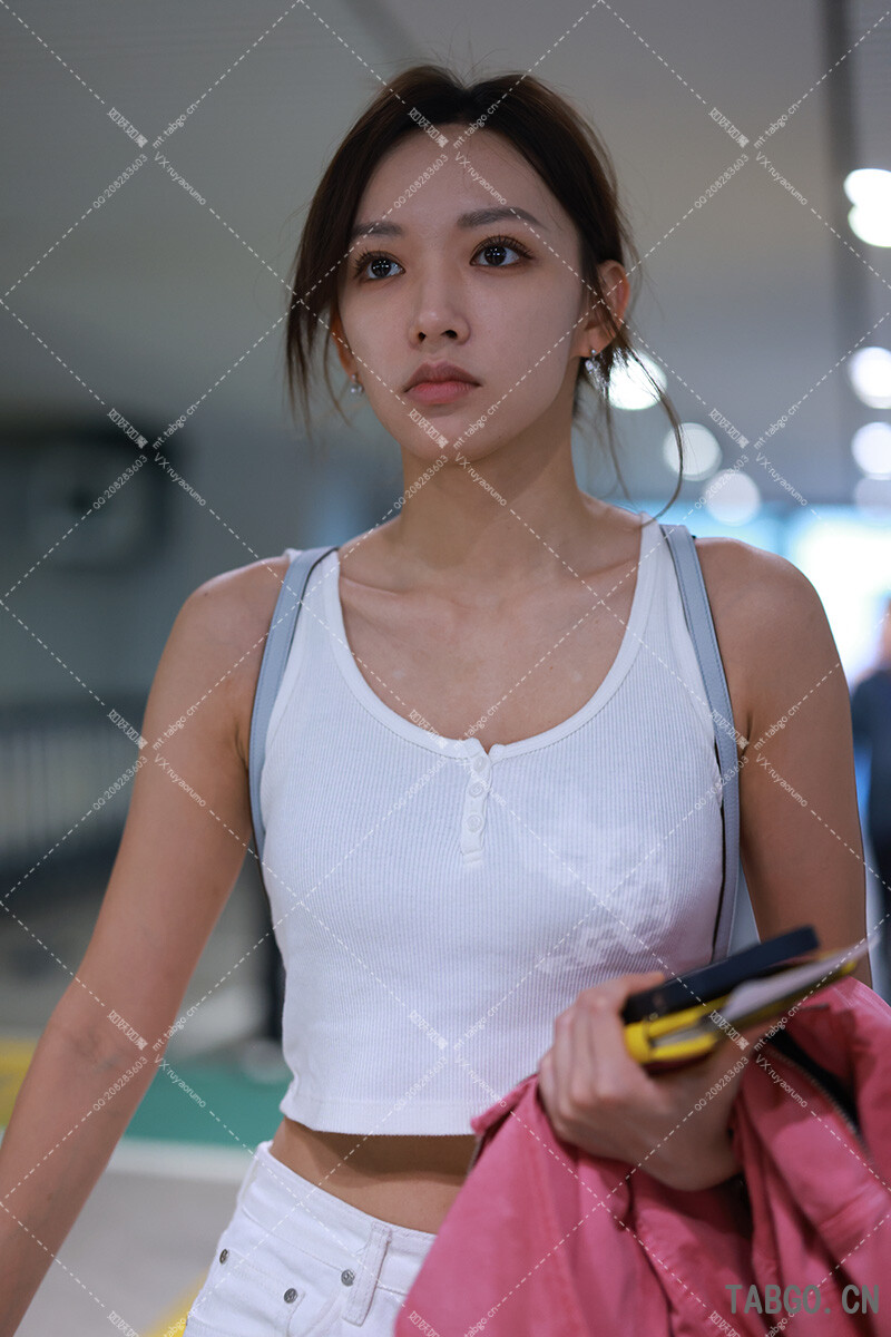 【已出】程潇到达 无袖白色吊带 吐舌头可爱