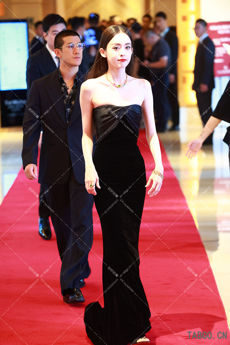 【已出】娜扎上影节门口小红毯