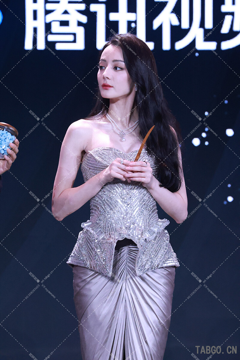 【已出】迪丽热巴鹅剧派对红毯