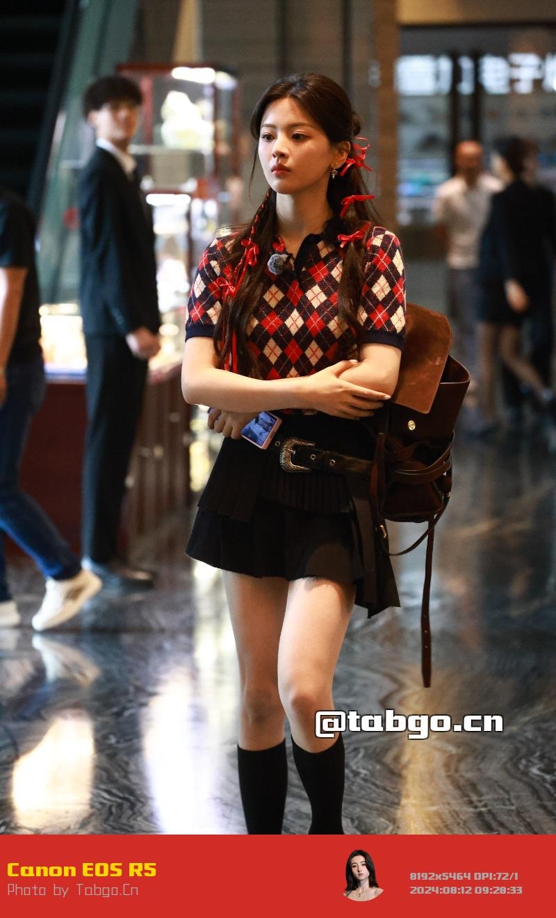 杨超越盲盒旅行局上班