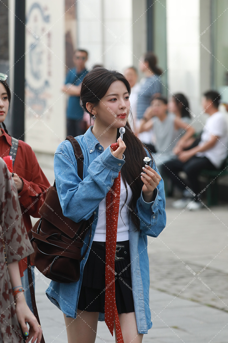 杨超越盲盒旅行局录制