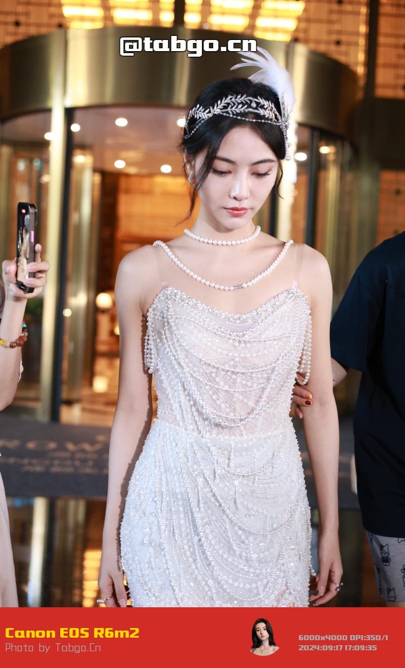 许佳琪中秋团圆夜上班双机位