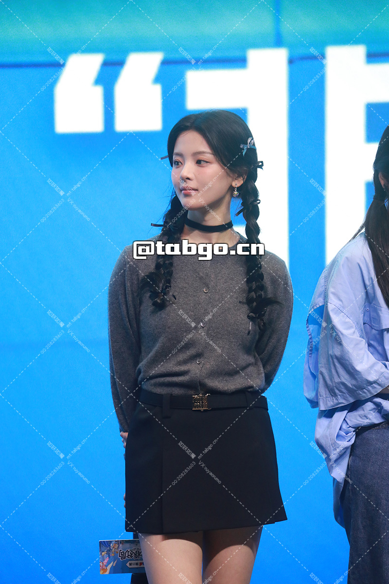 杨超越盲盒旅行局见面会