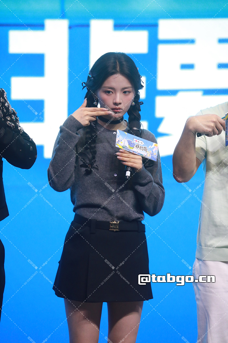 杨超越盲盒旅行局见面会