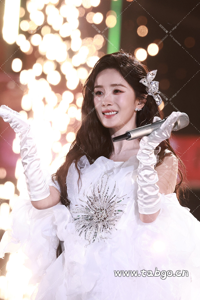 【已出】杨幂 湖南跨年 第一套造型