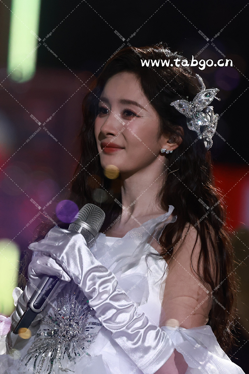 【已出】杨幂 湖南跨年 第一套造型