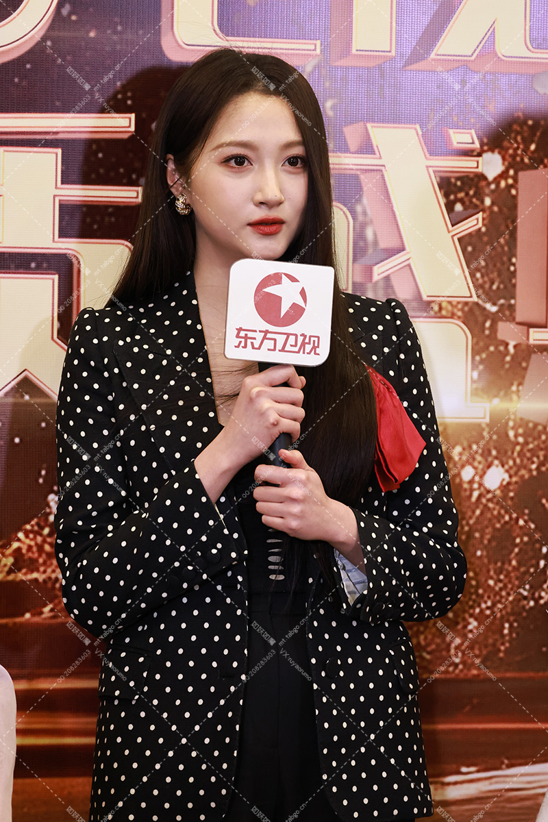 关晓彤群访 (4).jpg