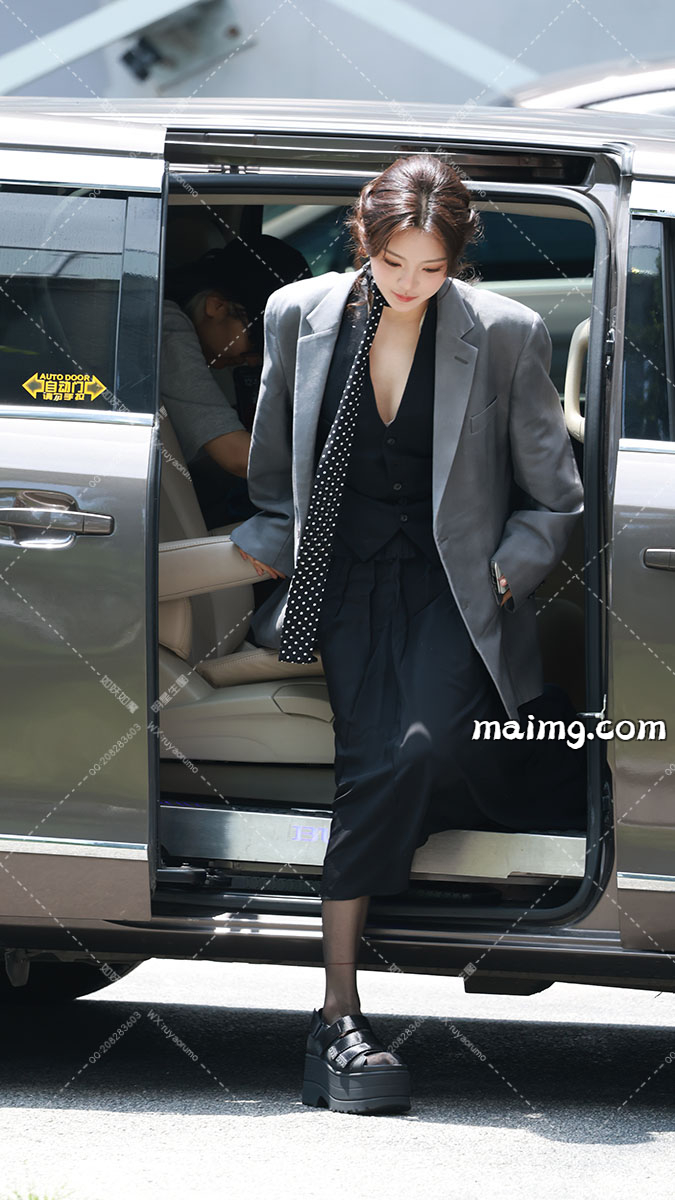 【已出】杨超越上班路透3