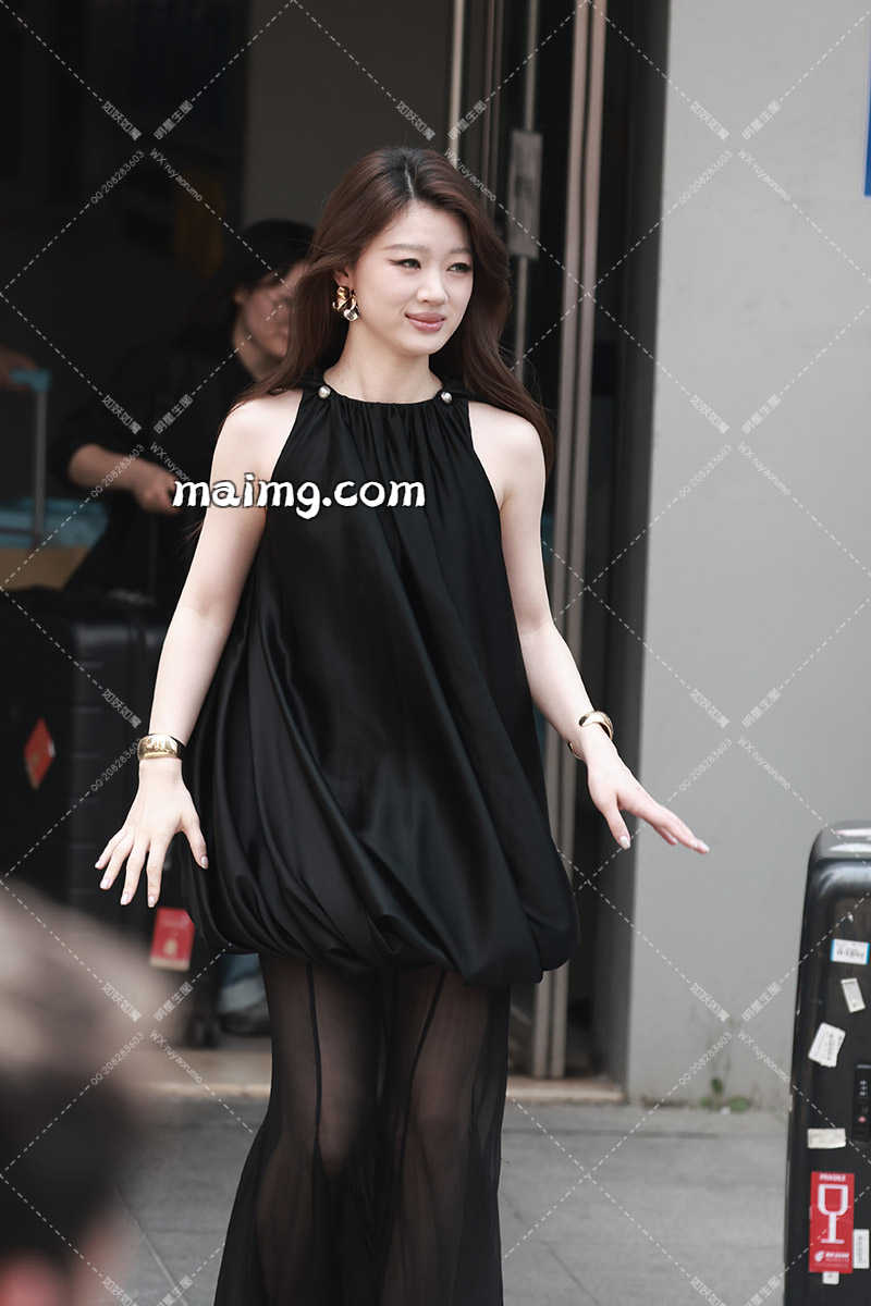 单依纯 歌手发布会上班