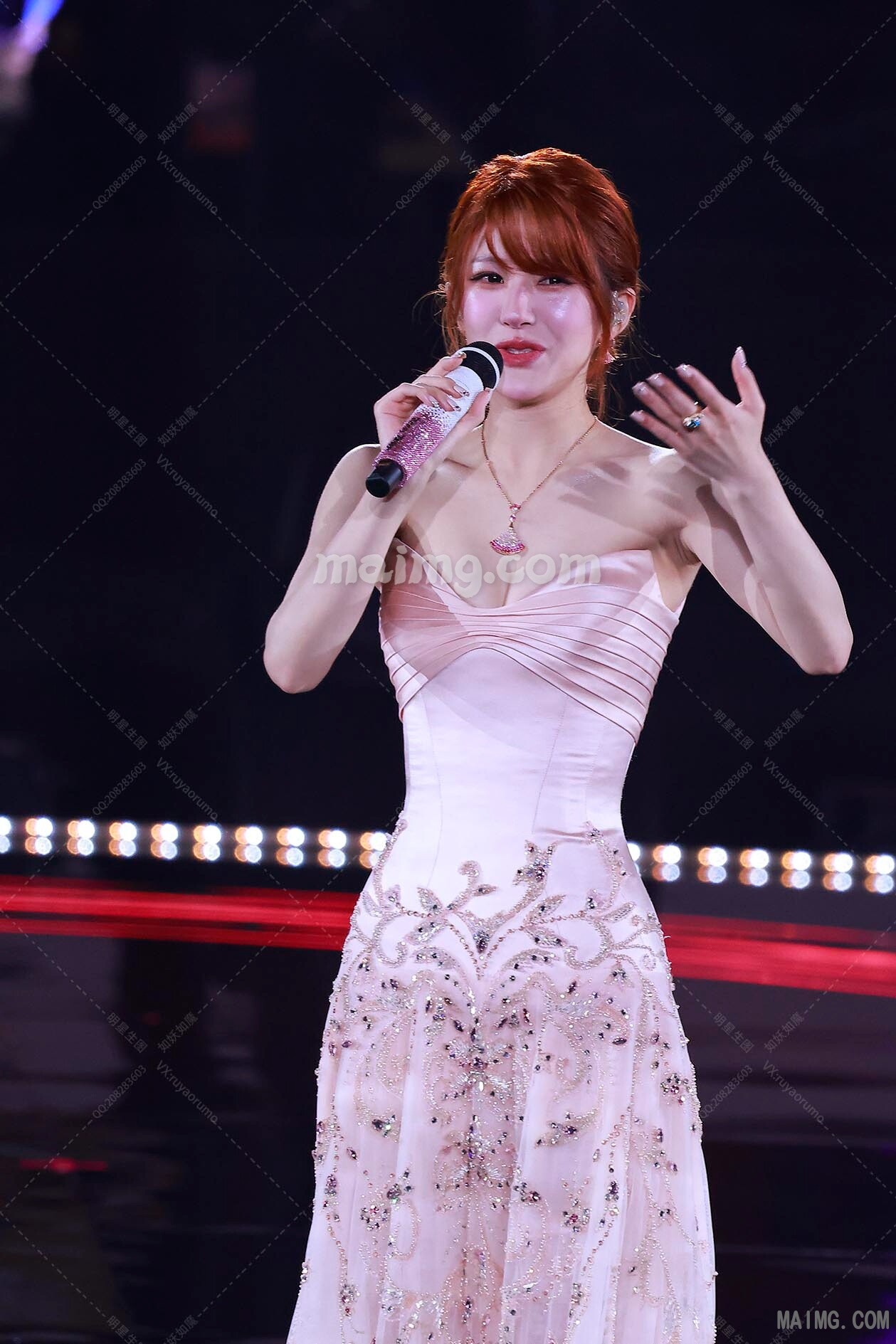 赵露思 生日会粉裙