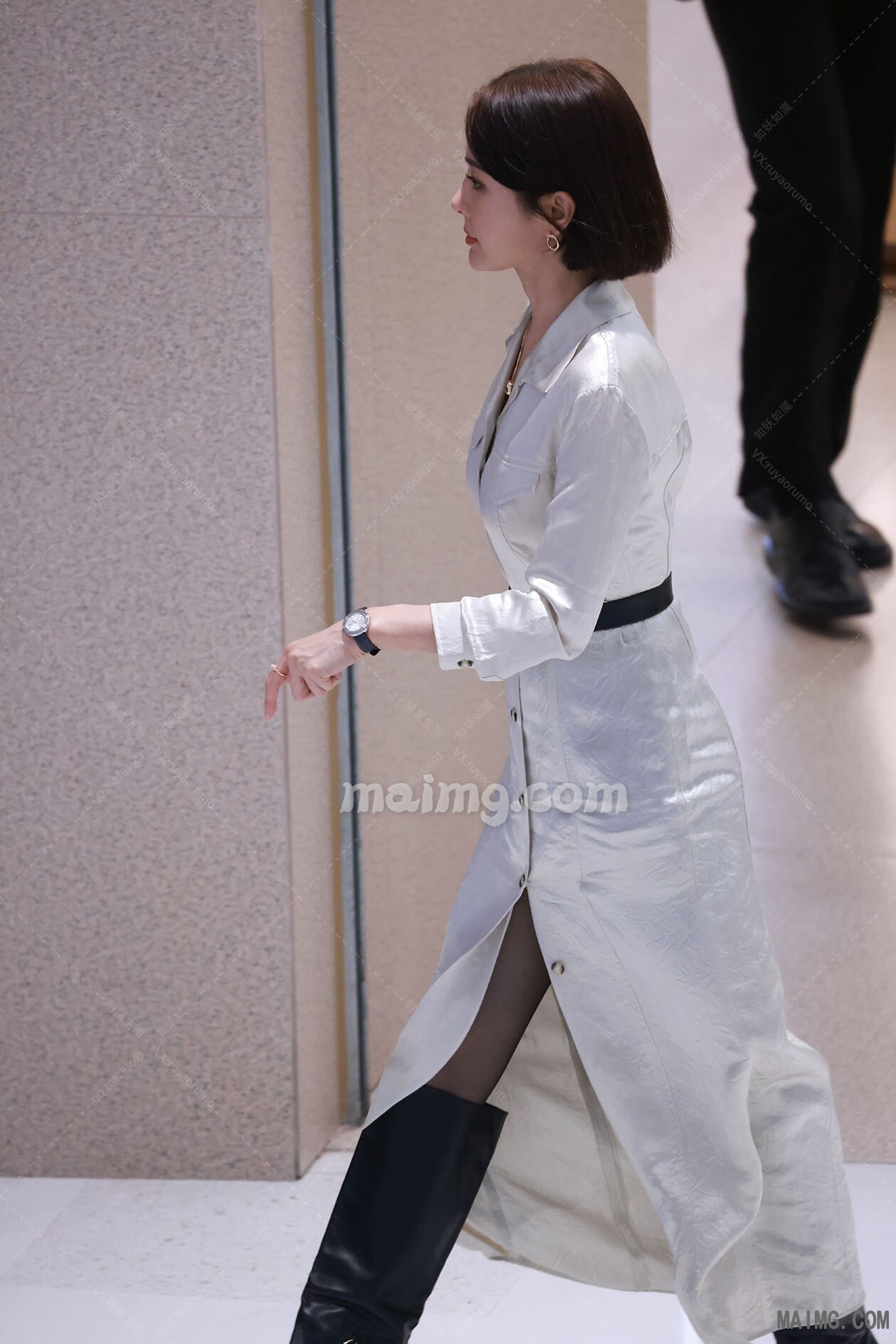 【已出】秦岚 白长裙路透