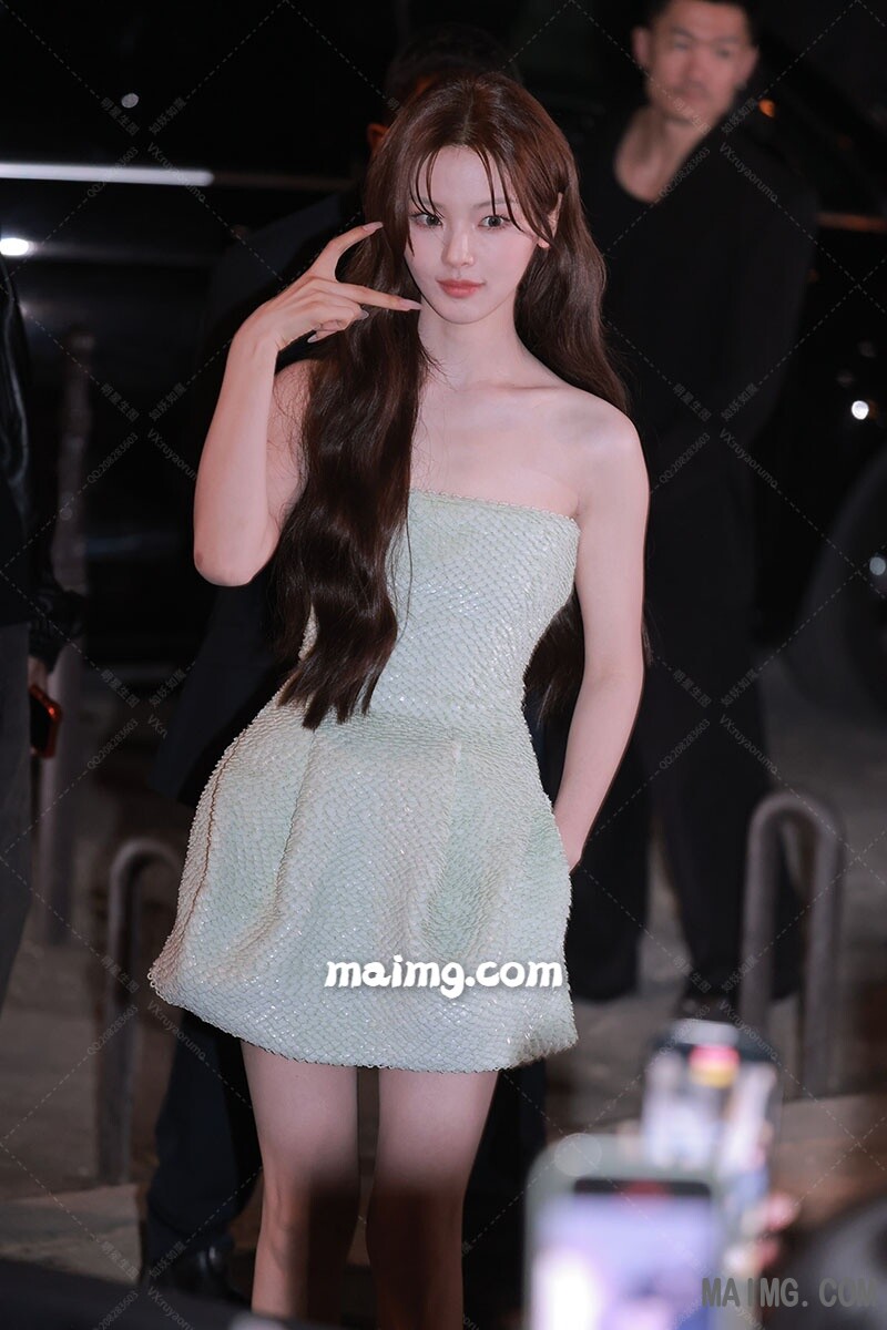 杨超越时装周下班