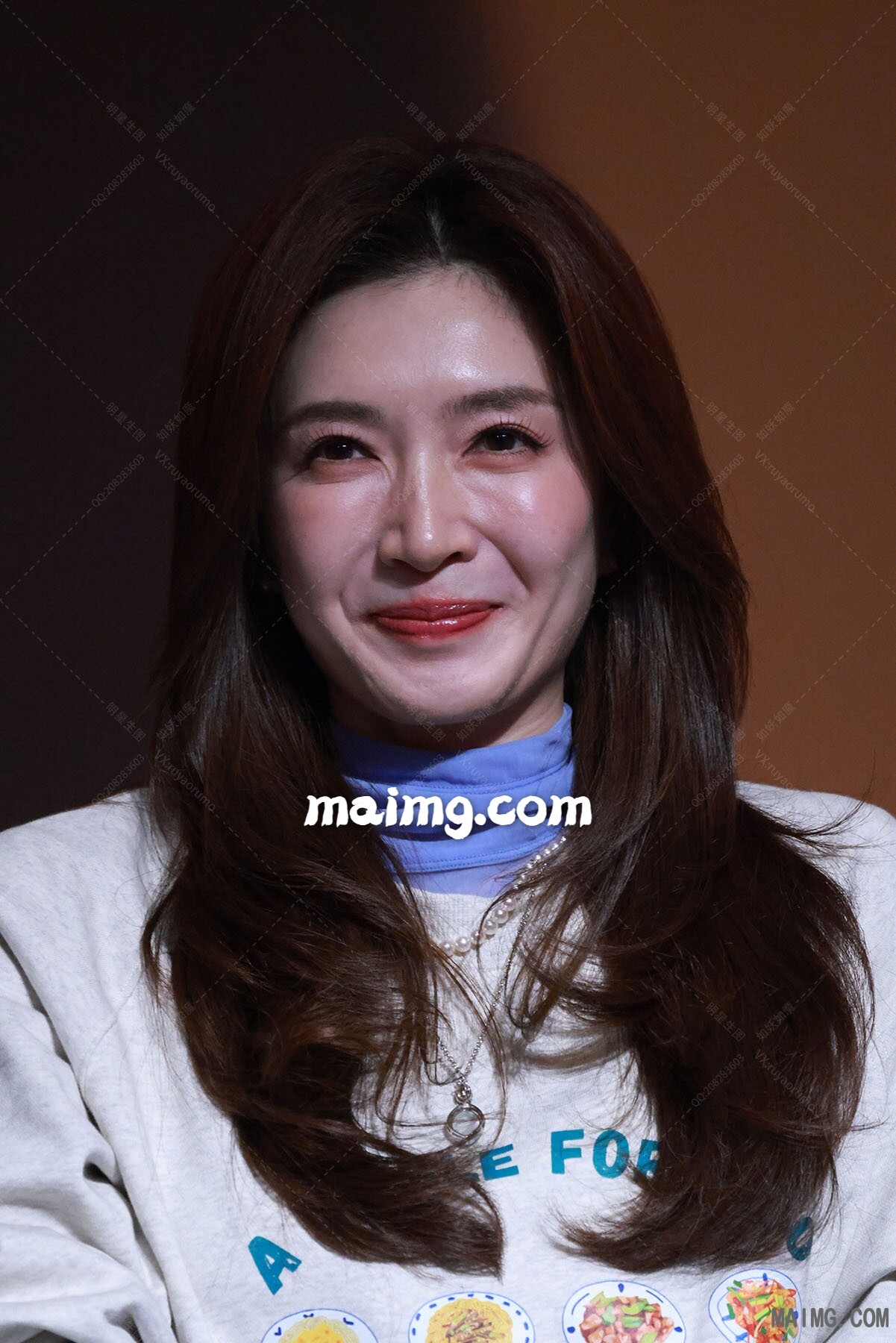 江疏影 拼桌机首映礼位一