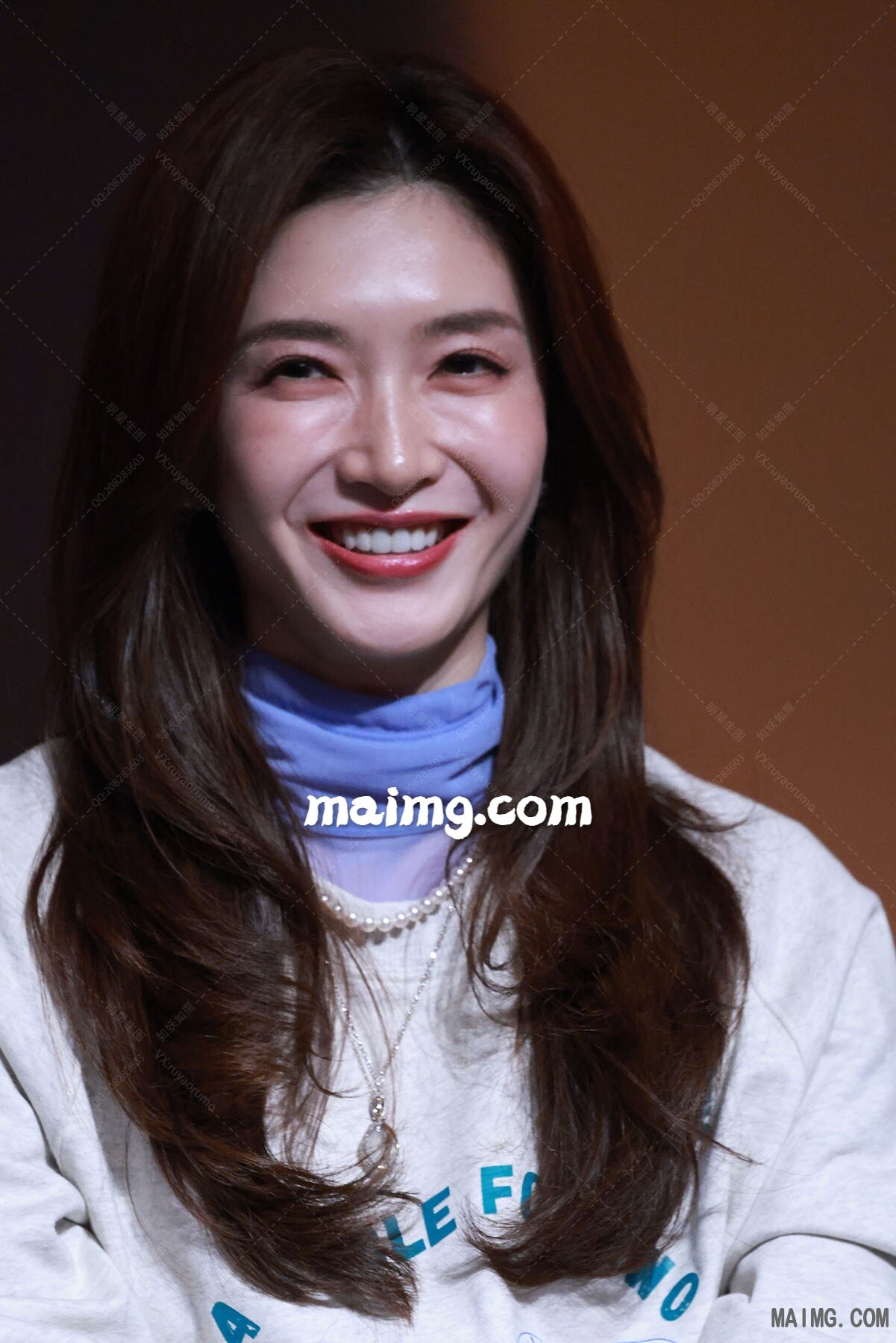 江疏影 拼桌机首映礼位一